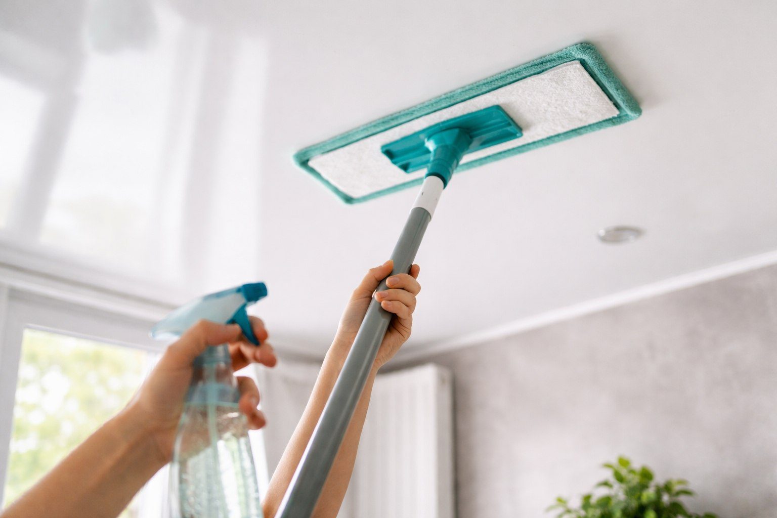 Господині розповіли, як помити натяжну стелю без плям і розводів. Фото: Добрі новини