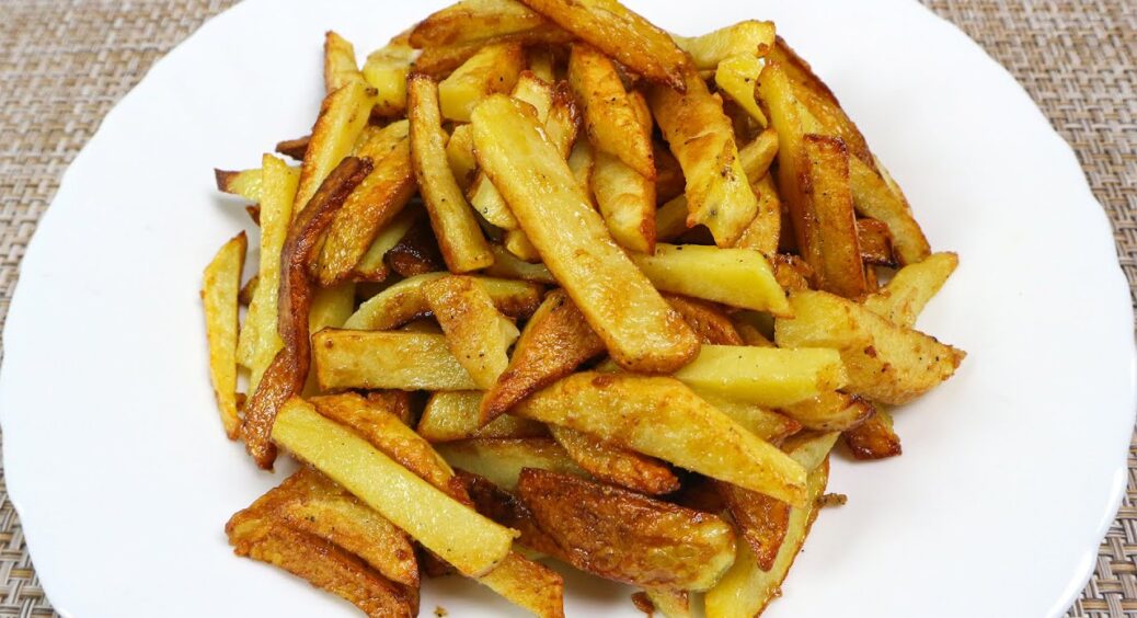Простий трюк із водою допоможе посмажити ідеальну картоплю: рецепт мрії 