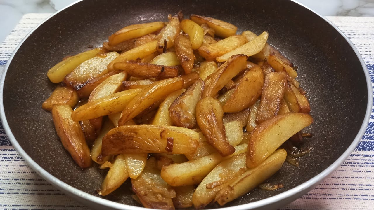 Кулінари розповіли, для чого потрібно замочувати картоплю перед смаженням. Фото: YouTube Сільська господиня