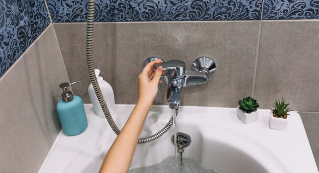 Душовий шланг у ванній знову чистий і без нальоту: хитрий спосіб очищення для справжніх господинь 