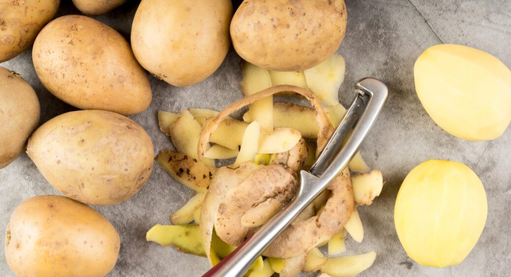 Збираю картопляні очистки – і забуваю про саму набридлу дачну проблему. Збірка “золотих” лайфхаків 