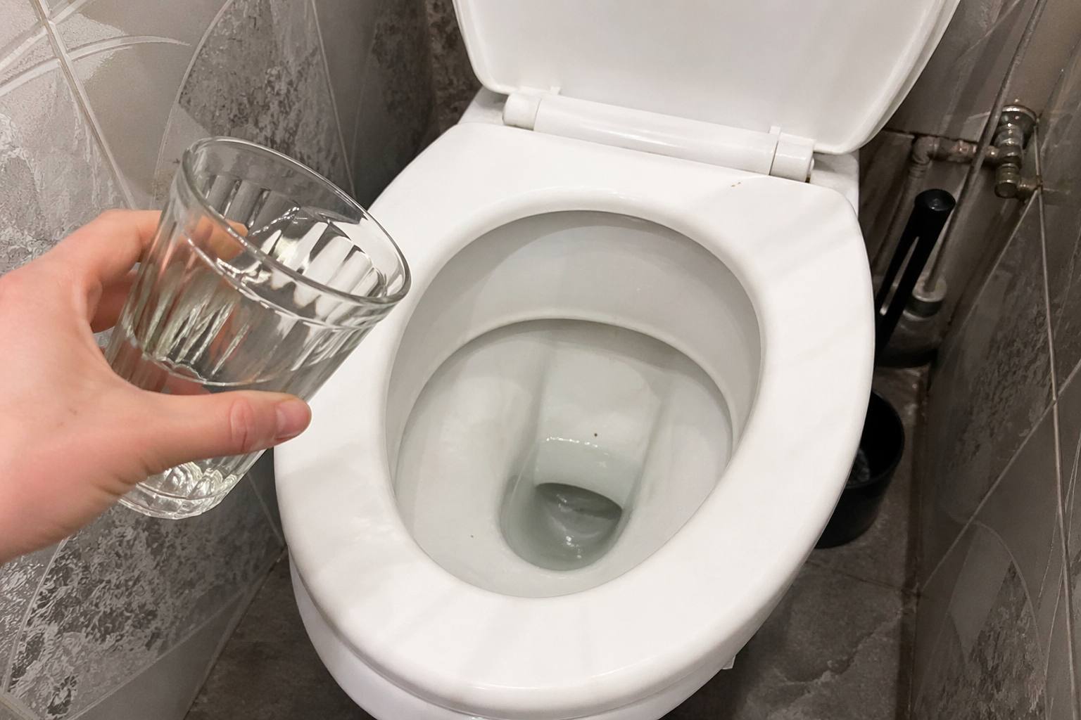 Господині розповіли, як легко відмити бруд у туалеті домашнім способом. Фото: Добрі новини