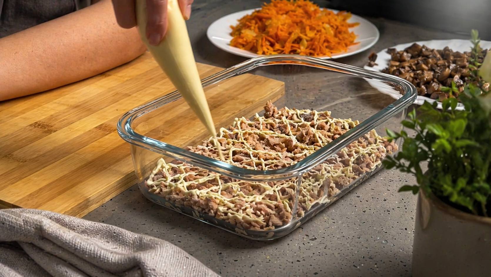 Кулінари поділилися рецептом простої вечері з печерицями та горбушею. Фото: Добрі новини