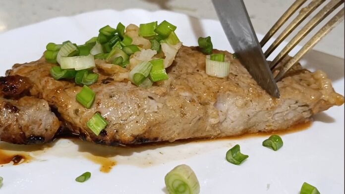 Шеф-кухарі розповіли, як приготувати ідеальний стейк у домашніх умовах. Фото: YouTube FAST and DELICIOUS COOKING