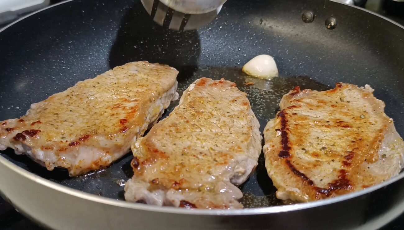 Шеф-кухарі розповіли, як приготувати ідеальний стейк у домашніх умовах. Фото: YouTube FAST and DELICIOUS COOKING