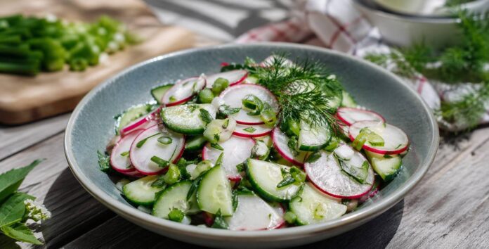 Кулінари поділилися рецептом легкого салату з редискою. Фото: Добрі новини