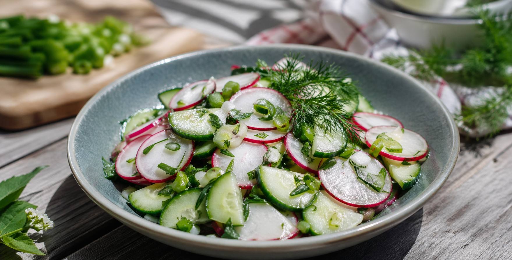 Кулінари поділилися рецептом легкого салату з редискою. Фото: Добрі новини