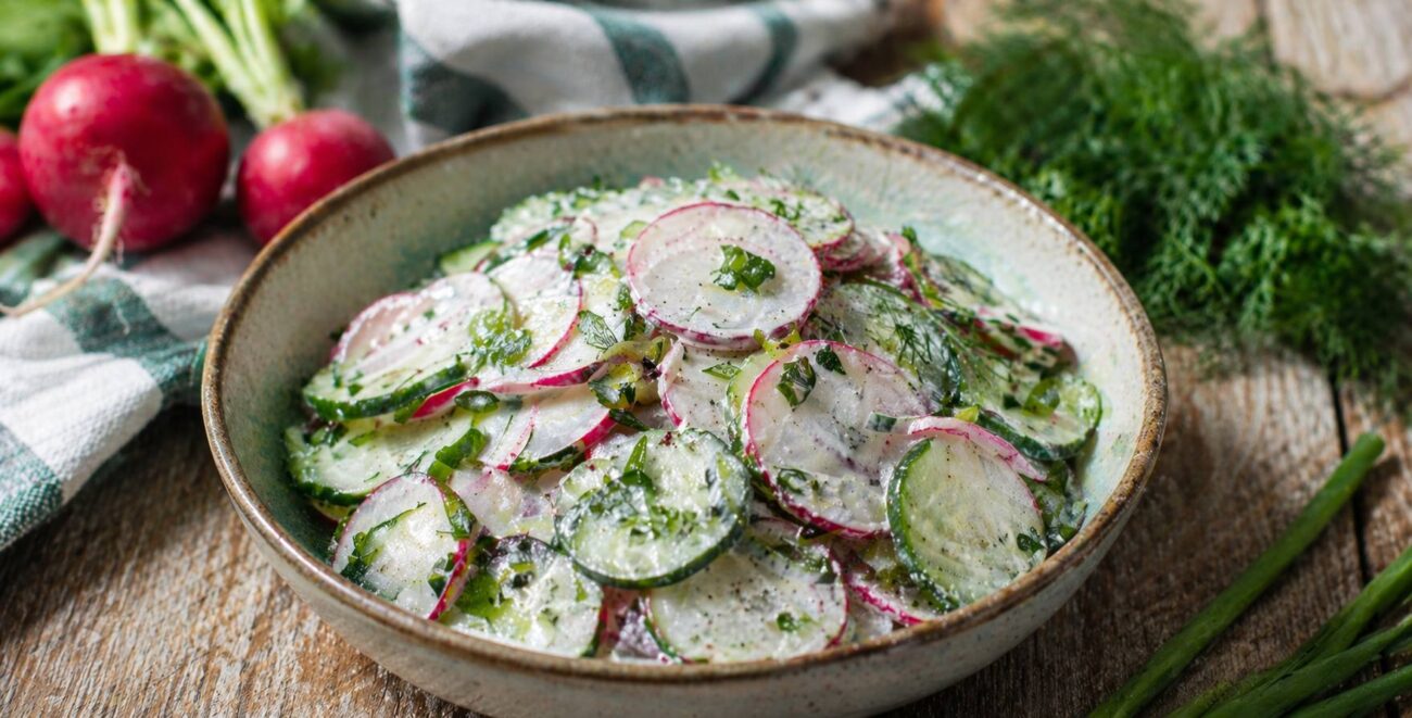 Кулінари поділилися рецептом легкого салату з редискою. Фото: Добрі новини