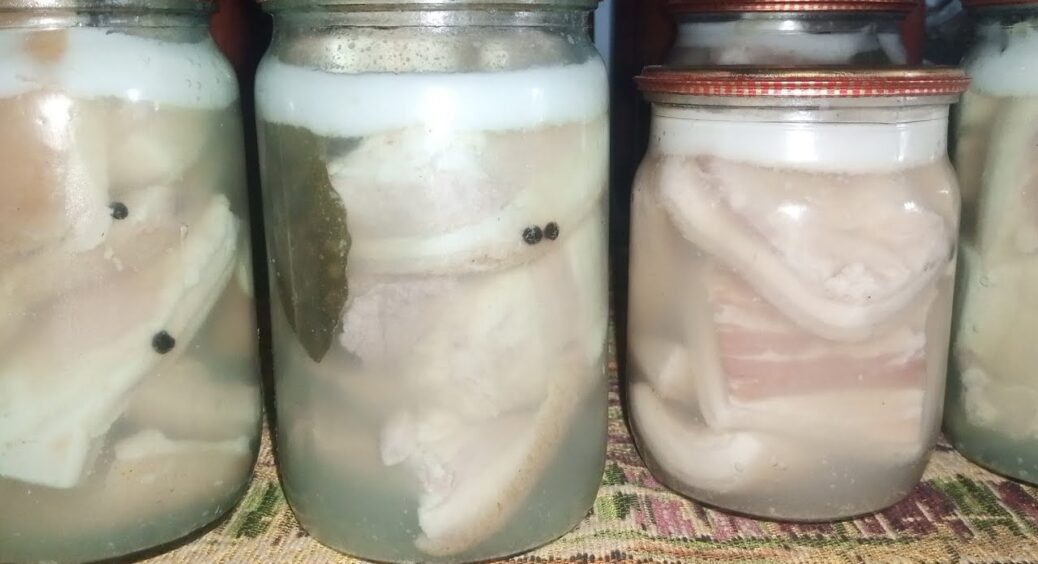 Це “оксамитове” сало в банках готове за 1 день – нереально смачне: “бабусин” рецепт засолювання 