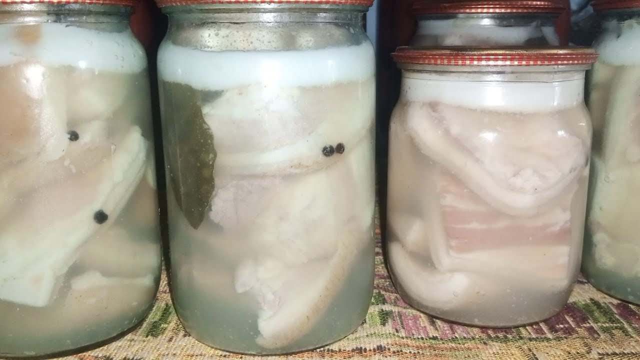 Кулінари розповіли, як приготувати ніжне сало в банках за добу. Фото: YouTube Наташине господарство