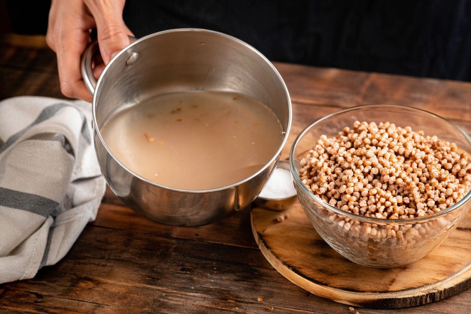 Господині розповіли, де можна застосувати воду після варіння гречки. Фото: Добрі новини