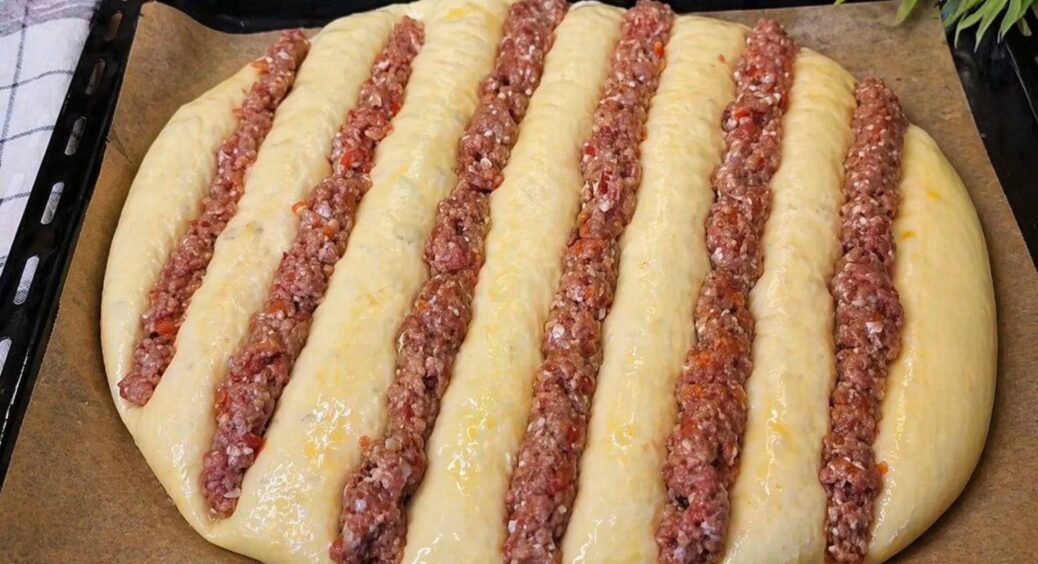 Ліплення і смаження – минуле століття: випікаю “тигровий” пиріг з фаршем – у 100 разів соковитіший за біляші 