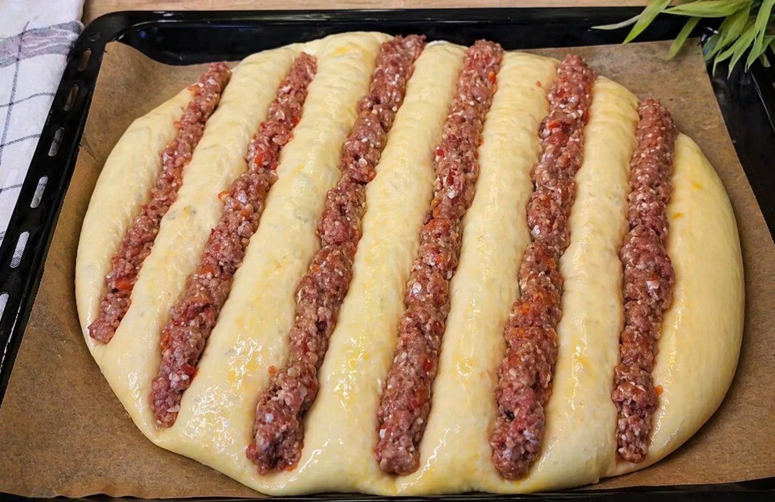 Кулінари поділилися рецептом дуже смачного пирога з м'ясом. Фото: Добрі новини