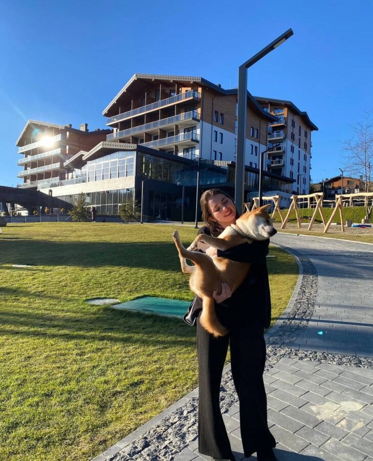 Марія-Барбара Кузьменко на відпочинку разом зі своєю собакою. Фото: Instagram dr.barbara.kuzmenko