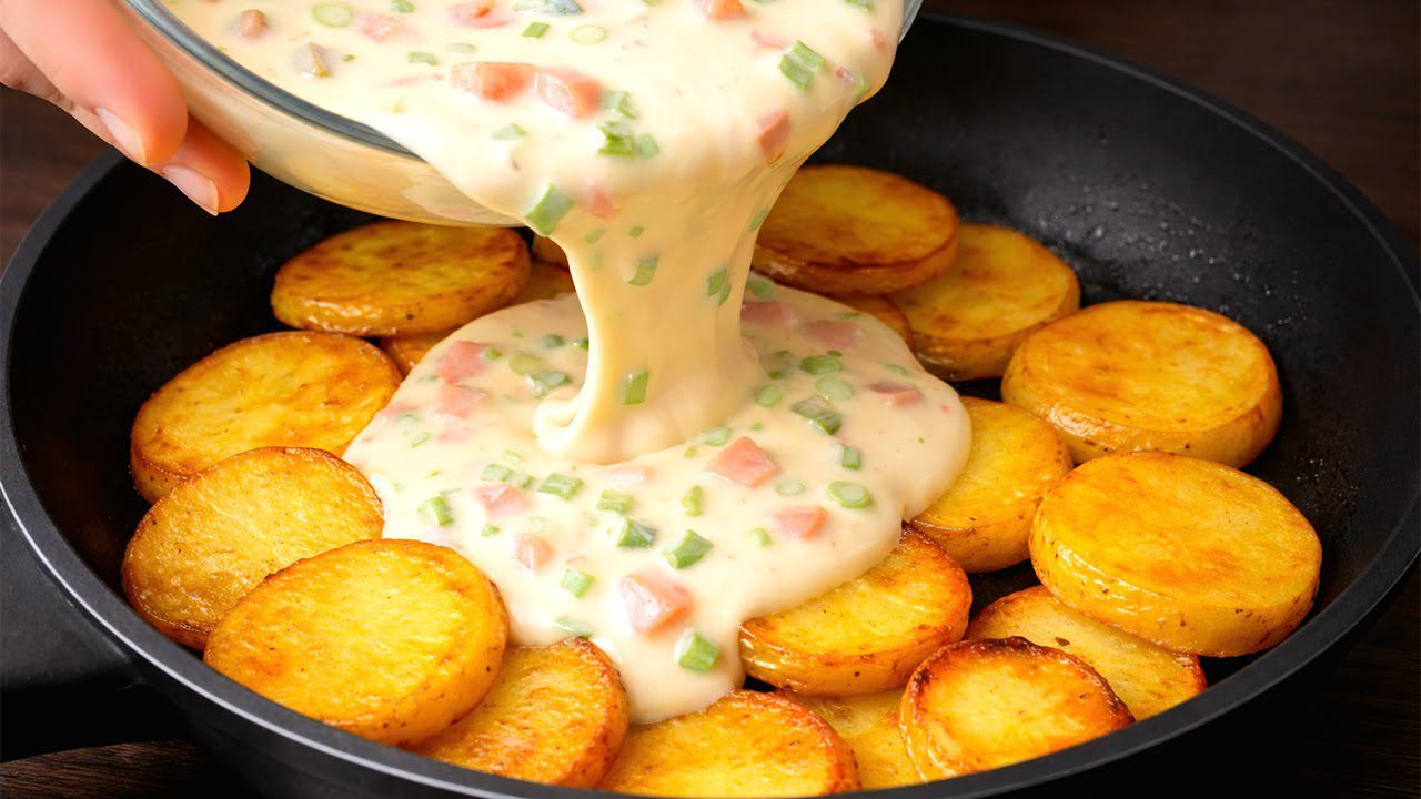 Кулінари поділилися рецептом запіканки з картоплі, яєць та сиру за 20 хвилин. Фото: YouTube TasteTheGlobe