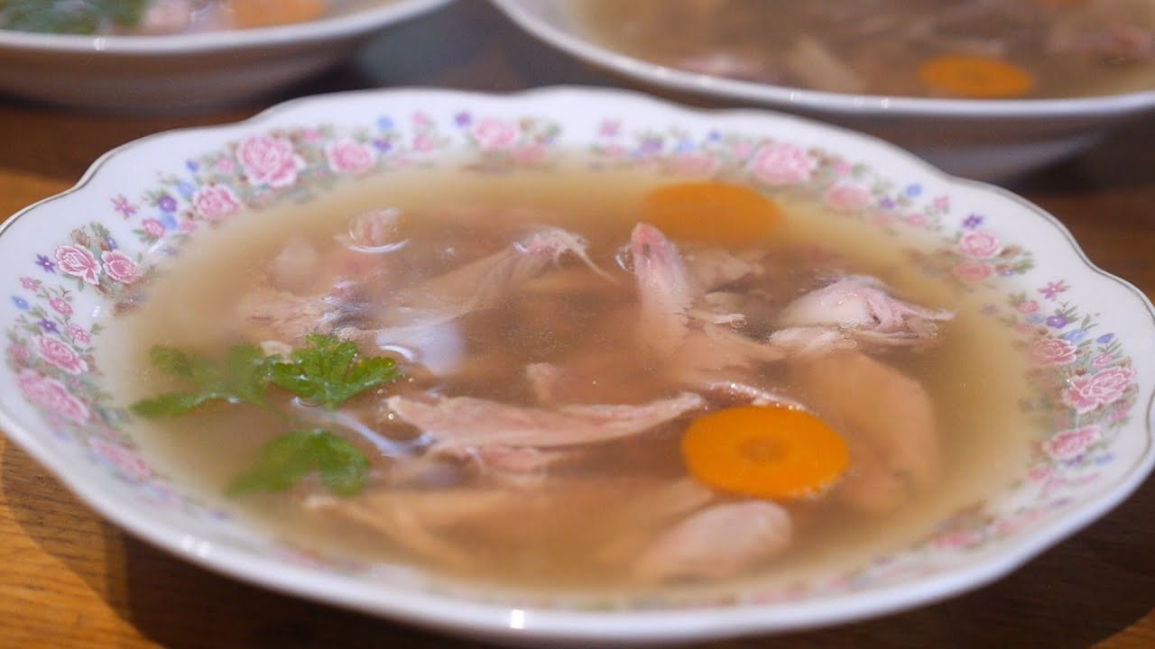 Шеф-кухарі поділилися головними секретами приготування пружного холодцю. Фото: YouTube НАШІ БЕСАГИ - їжа та рецепти