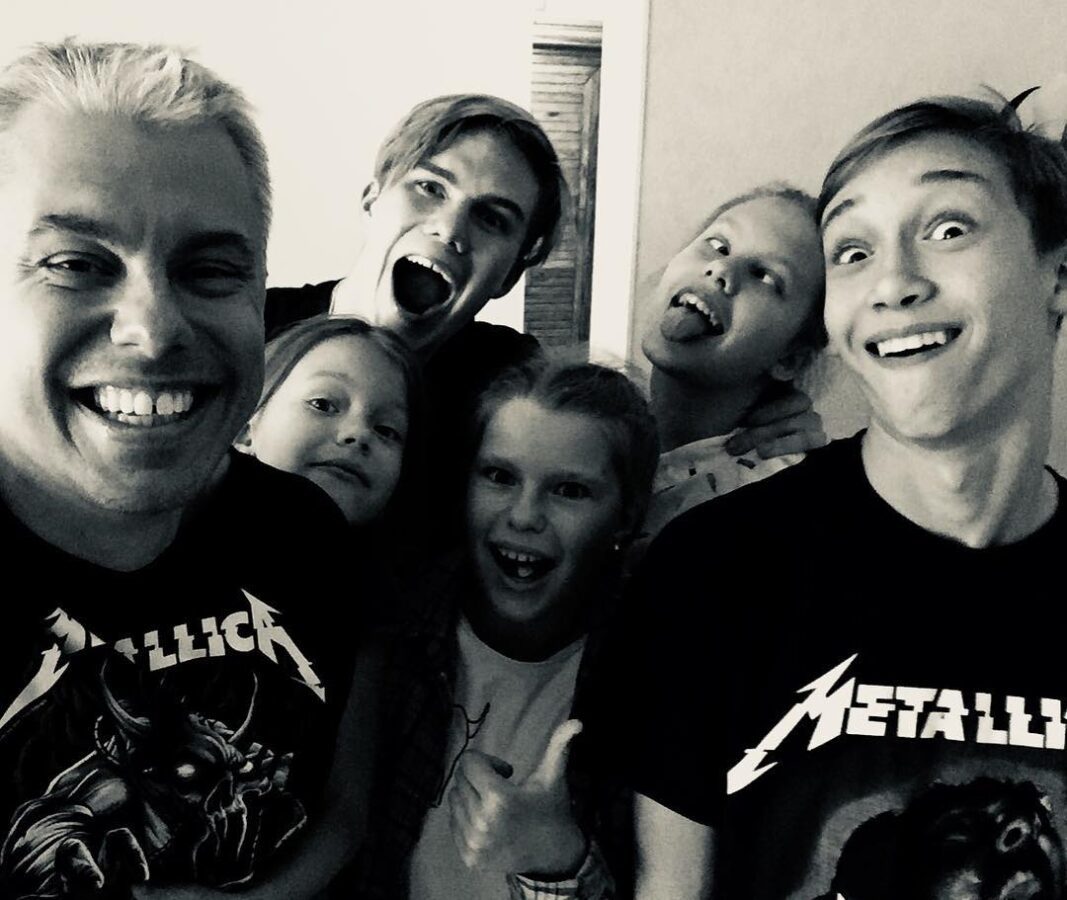 Андрій Доманський з дітьми, не вистачає лише наймолодшої дочки Віри. Фото: Instagram