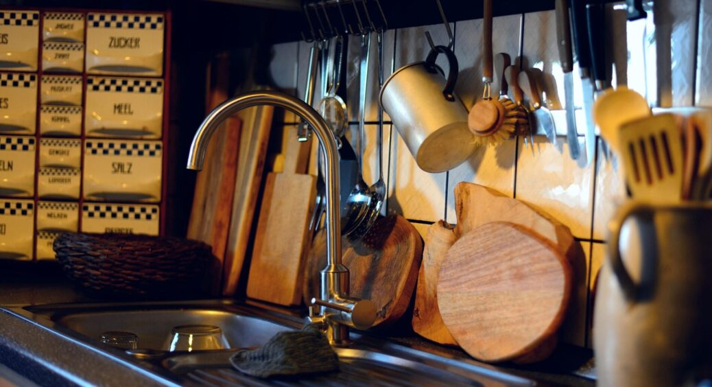 Лише 1 склянка в раковину на ніч – і навіть “бетонне” засмічення зникає зі швидкістю світла. Трюк на 10 з 10 