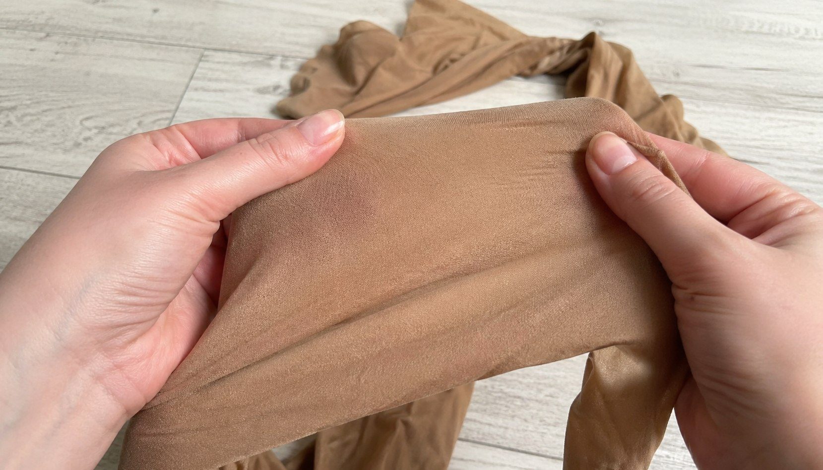 Господині розповіли, як із користю використовувати старі колготи в побуті. Фото: Добрі новини