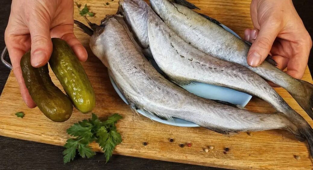 Випікаю минтай у “ковдрі” – і суха риба виходить у 1000 разів соковитішою: рецепт бюджетної страви 