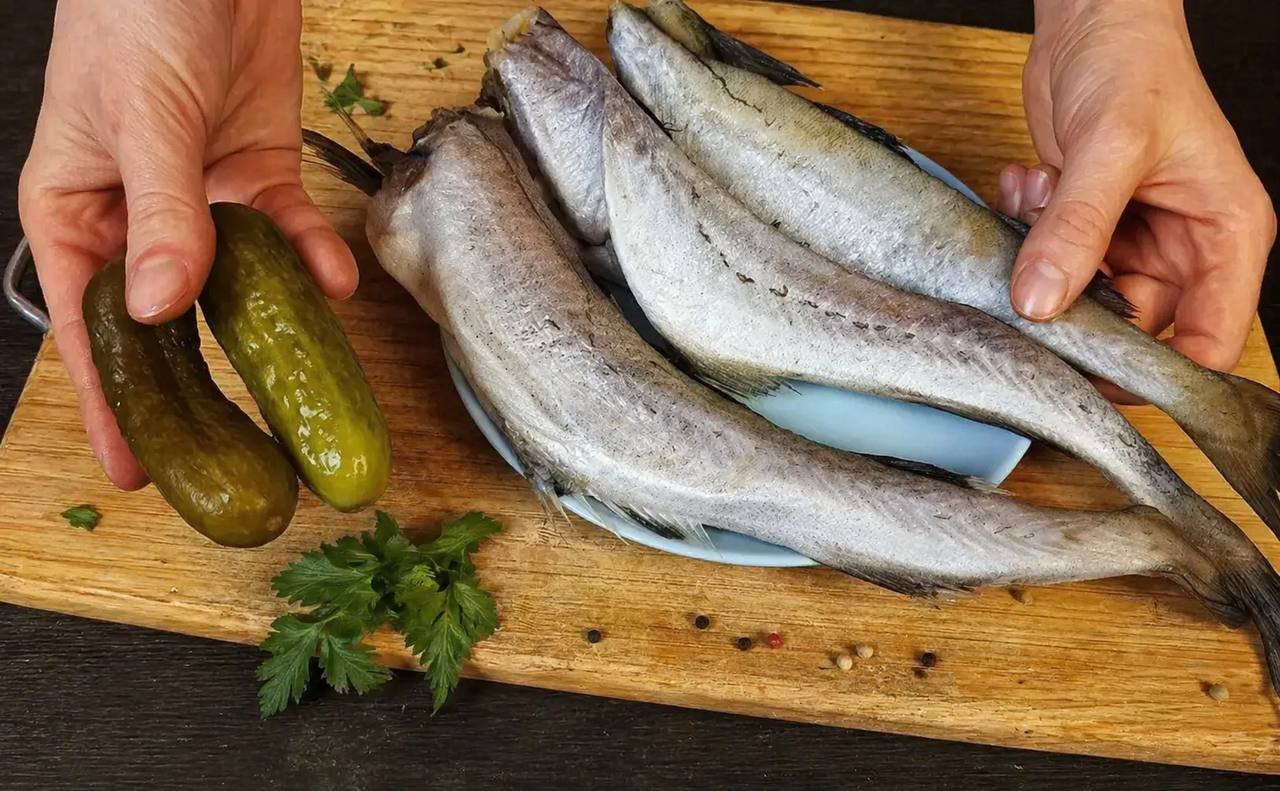 Кулінари поділилися покроковим рецептом минтая під огірковою ковдрою. Фото: Добрі новини