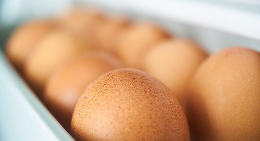 Усе ще продовжуєте зберігати яйця на дверцятах холодильника? Даремно – ось чому їх буде неможливо їсти 