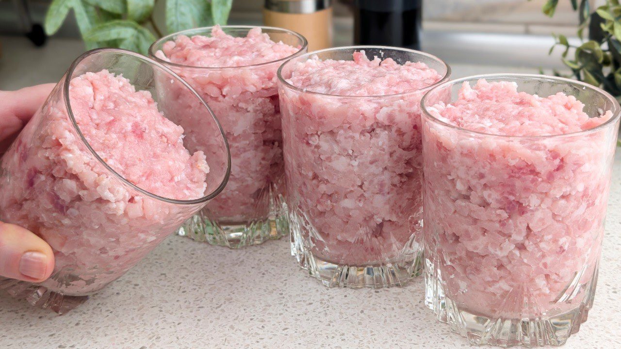 Кулінари розповіли, як приготувати ковбаски з фаршу у склянці. Фото: YouTube Schneller Koch