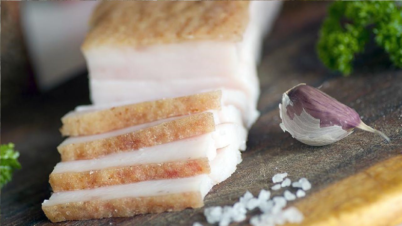 Господині назвали правила вибору ніжного сала, яке не буде схожим на гуму. Фото: YouTube Цікаві факти   