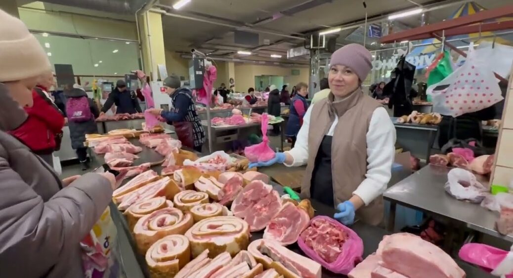 Продавці на ринку тепер мене бояться: як вибрати ідеальне сало, щоб воно тануло в роті – це реально працює 