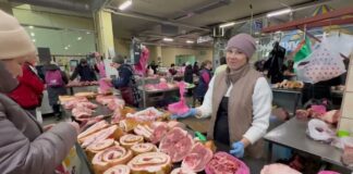Господині назвали правила вибору ніжного сала, яке не буде схожим на гуму. Фото: YouTube КИЇВ У КАДРІ