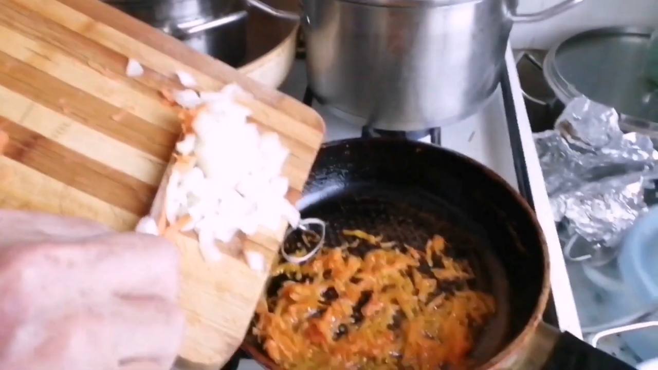 Шеф-кухарі поділилися головними правилами приготування овочевої засмажки. Фото: YouTube camogon-bez_apparata