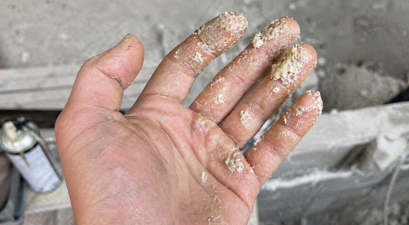 Будівельники розповіли, як очистити руки від монтажної піни у домашніх умовах. Фото: Добрі новини