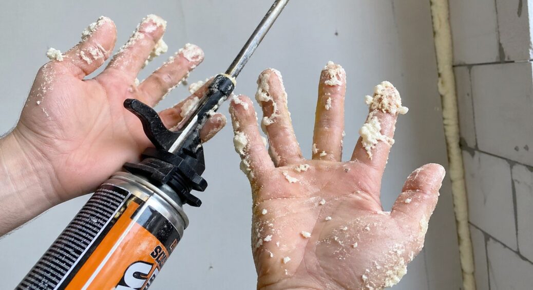 Монтажна піна застигла на шкірі рук – не біда: прибираю її без розчинників та дорогої хімії – 3 прості трюки 