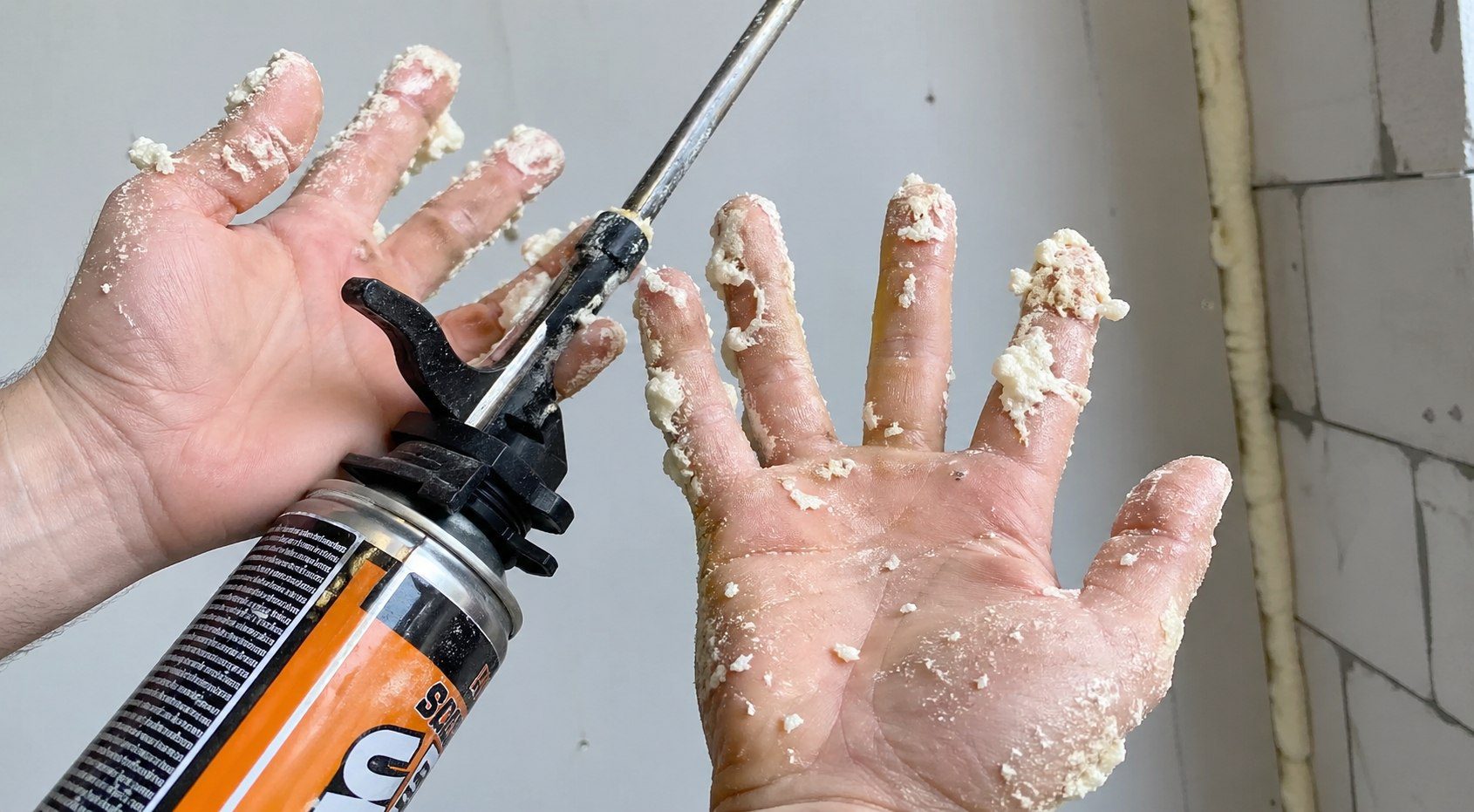 Будівельники розповіли, як очистити руки від монтажної піни у домашніх умовах. Фото: Добрі новини