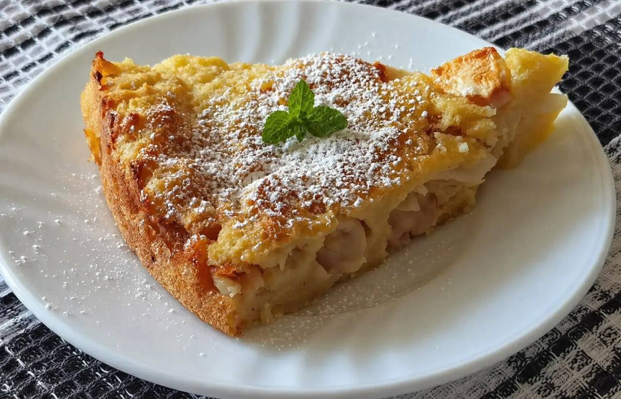 Кулінари поділилися рецептом пирога з черствого хліба та яблук. Фото: Добрі новини