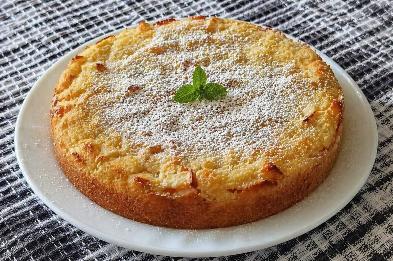 Кулінари поділилися рецептом пирога з черствого хліба та яблук. Фото: Добрі новини