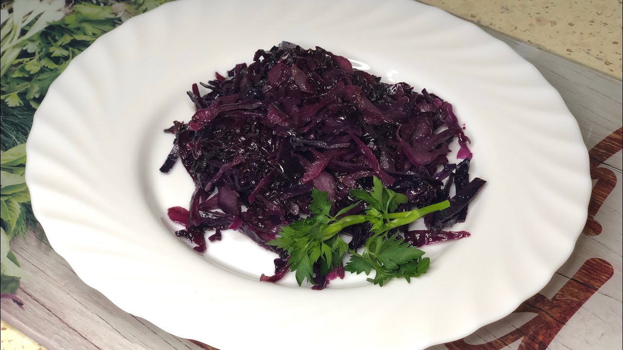 Кухарі розповіли, як приготувати смачну тушковану червону капусту в мультиварці. Фото: YouTube Dinara Göksu