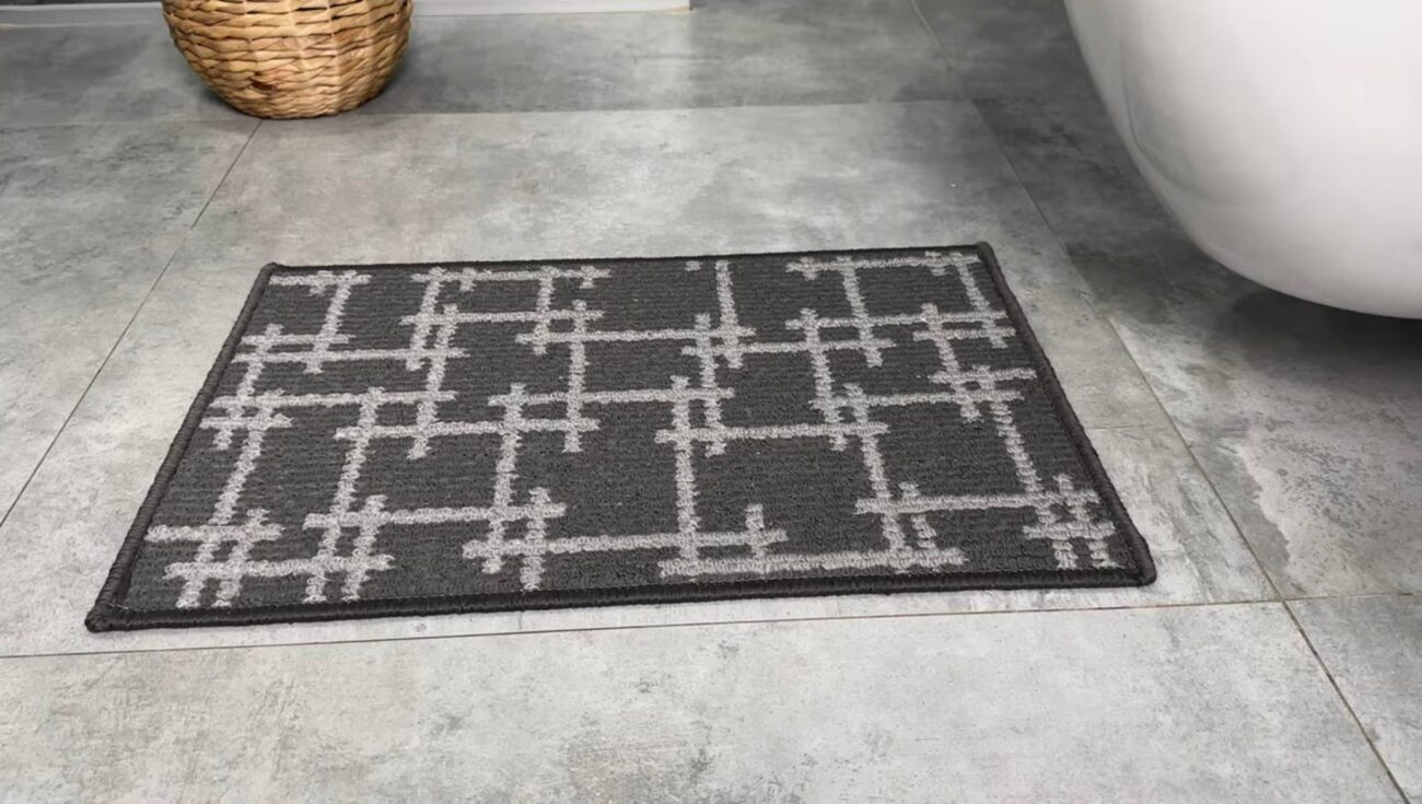 Господині розповіли, як часто потрібно прати килимок для ванної. Фото: YouTube DarіanA