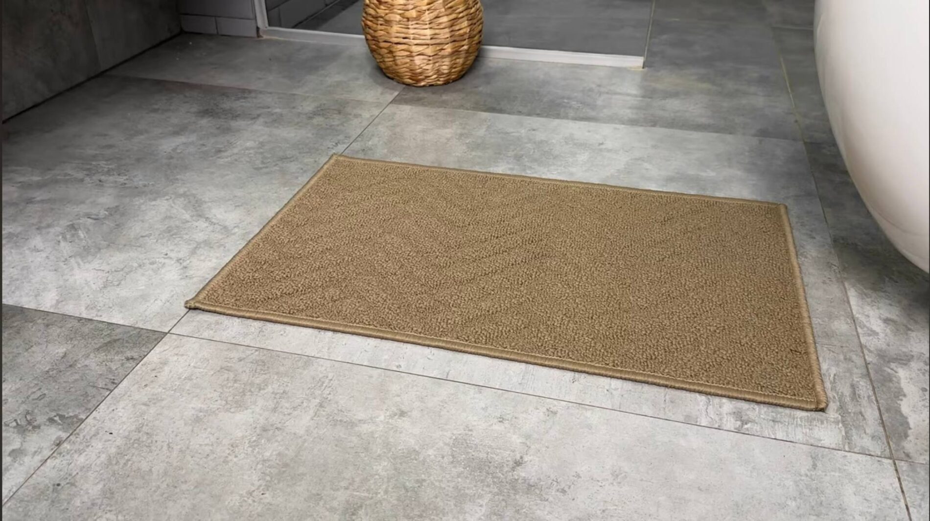 Господині розповіли, як часто потрібно прати килимок для ванної. Фото: YouTube DarіanA