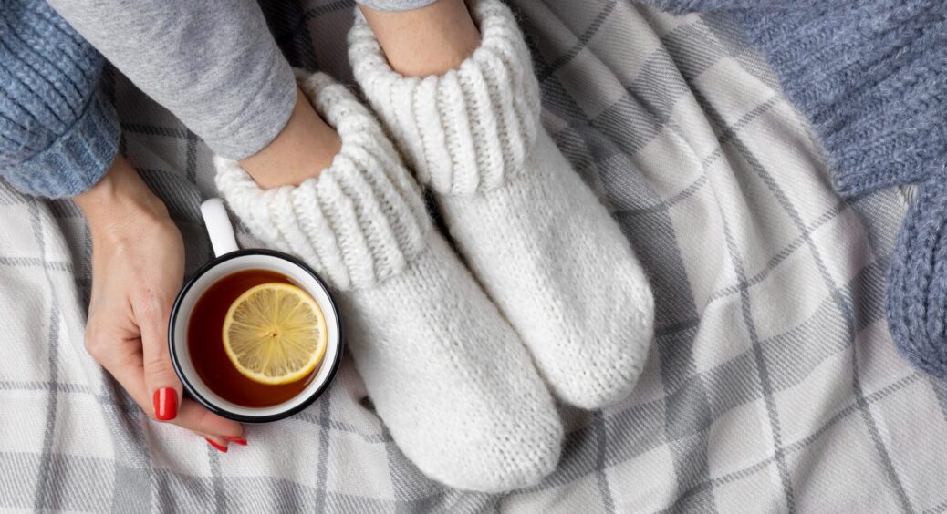 Білі шкарпетки знову як нові: 2 краплі “цього” у воду – і “затоптані” п’яти очистяться 