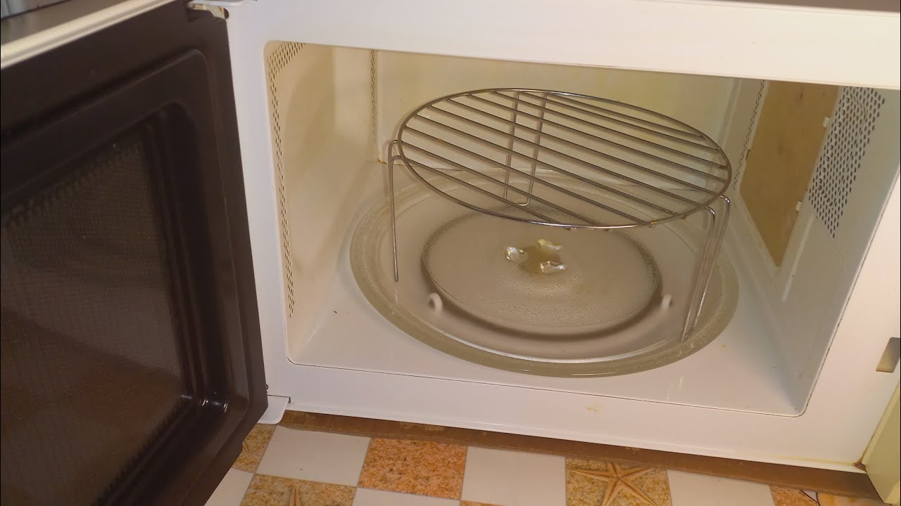 Господині розповіли, як швидко почистити мікрохвильову піч у домашніх умовах. Фото: YouTube КУХНЯ З КИШЕНІ & СПРАВИ ДОМАШНІ. (Щастя ЖИТИ)  