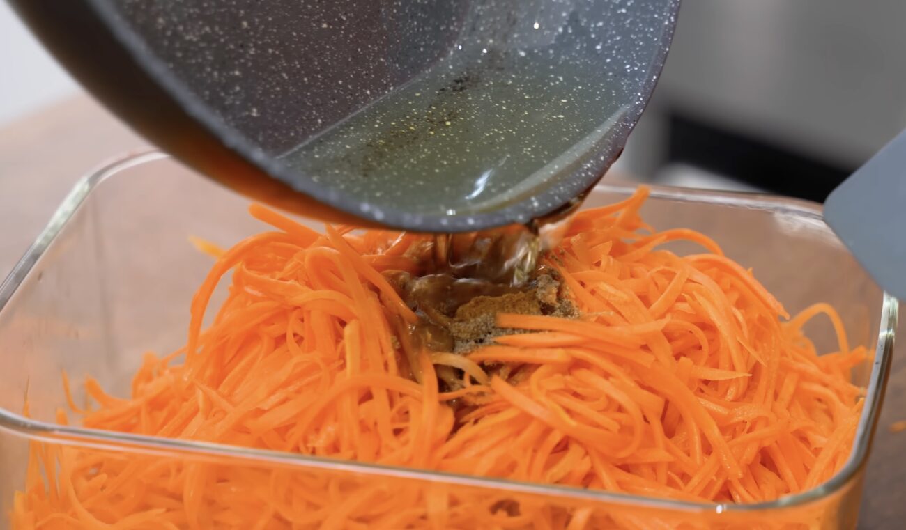 Господині поділилися смачним рецептом моркви по-корейськи. Фото: YouTube Alina FooDee