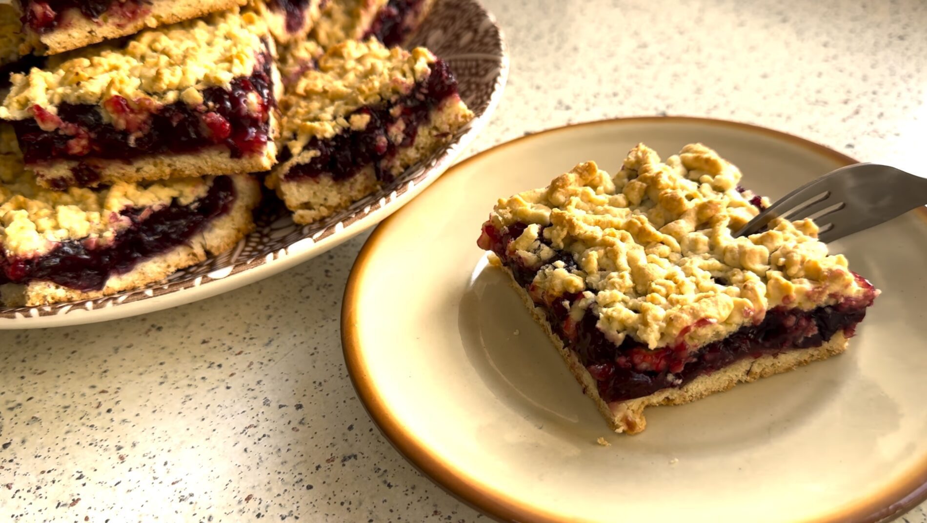 Господині поділилися старим рецептом тертого пирога. Фото: YouTube Марі готує