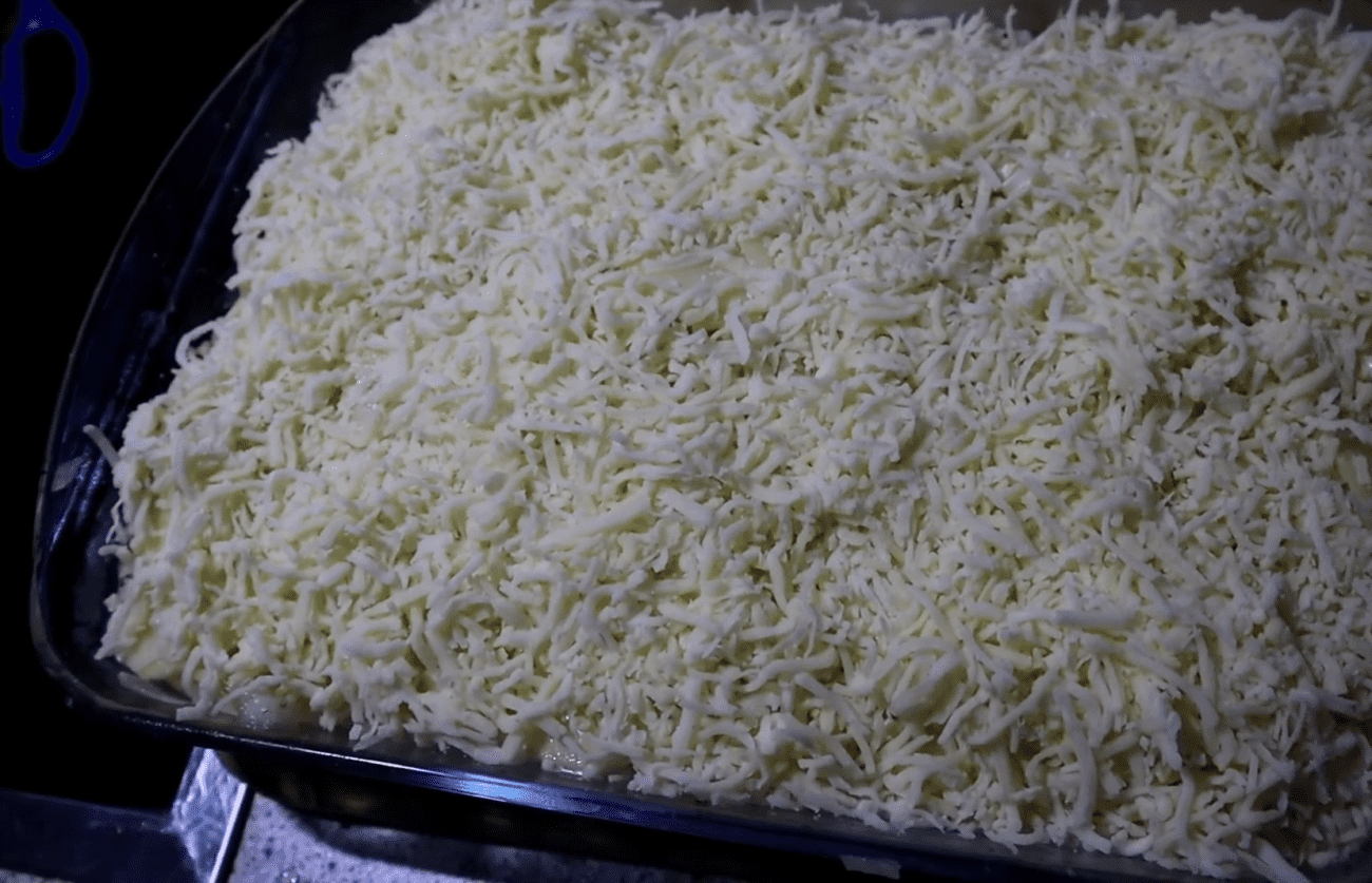 Раджу цікавий рецепт смачної картопляної запіканки з яйцями. Фото: YouTube Смаколики Юлі