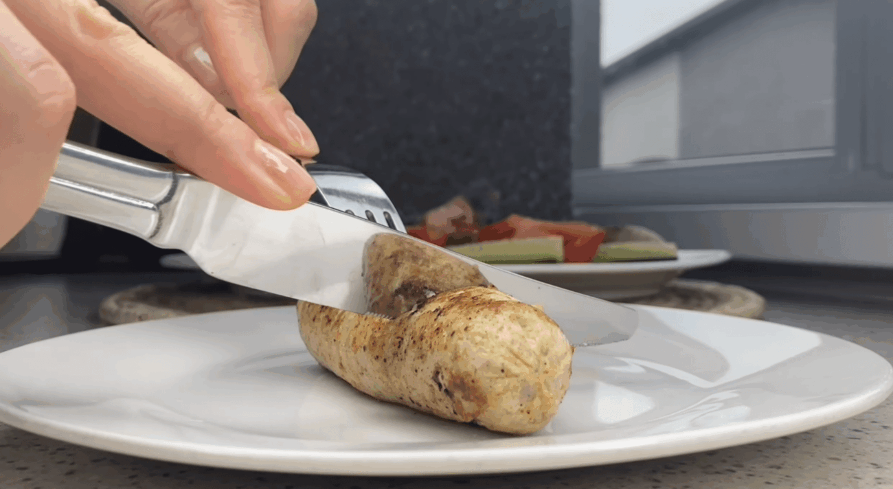 Кулінари розповіли, навіщо потрібно обов'язково протикати домашні ковбаски. Фото: YouTube Готуємо з Лесею Піжик - Cooking with Lesia Pizhyk