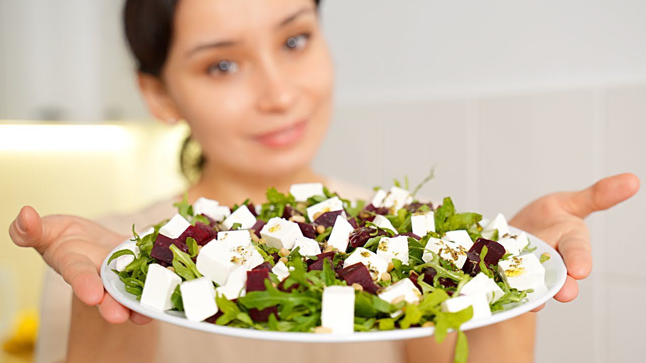 Кулінари поділились рецептом смачного салату з буряка, який сподобається всім. Фото: YouTube Alina FooDee