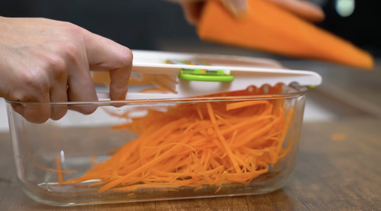 Господині поділилися смачним рецептом моркви по-корейськи. Фото: YouTube Alina FooDee