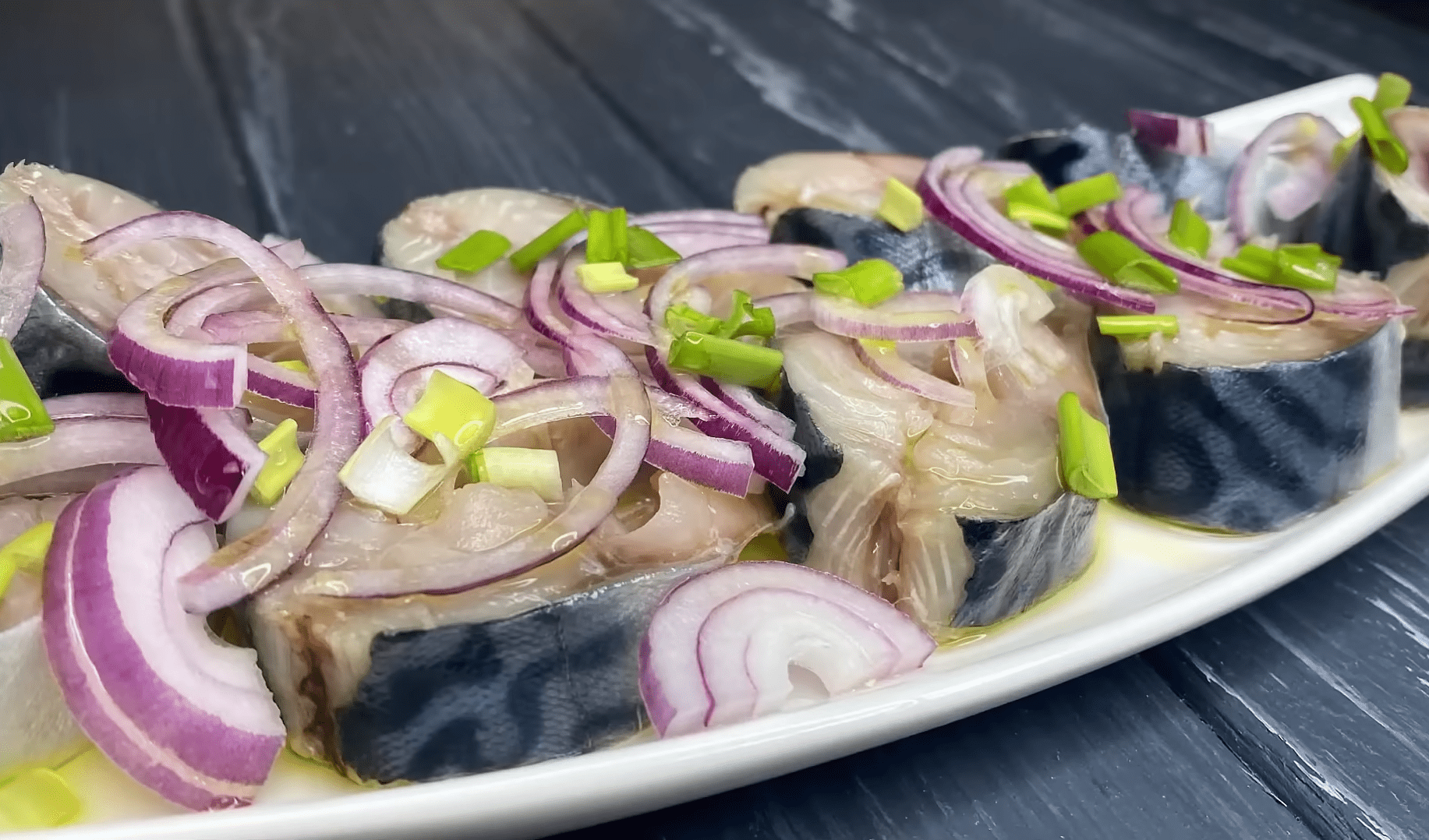 Як приготувати смачну солону скумбрію. Фото: YouTube Готуємо з Лесею Піжик - Cooking with Lesia Pizhyk