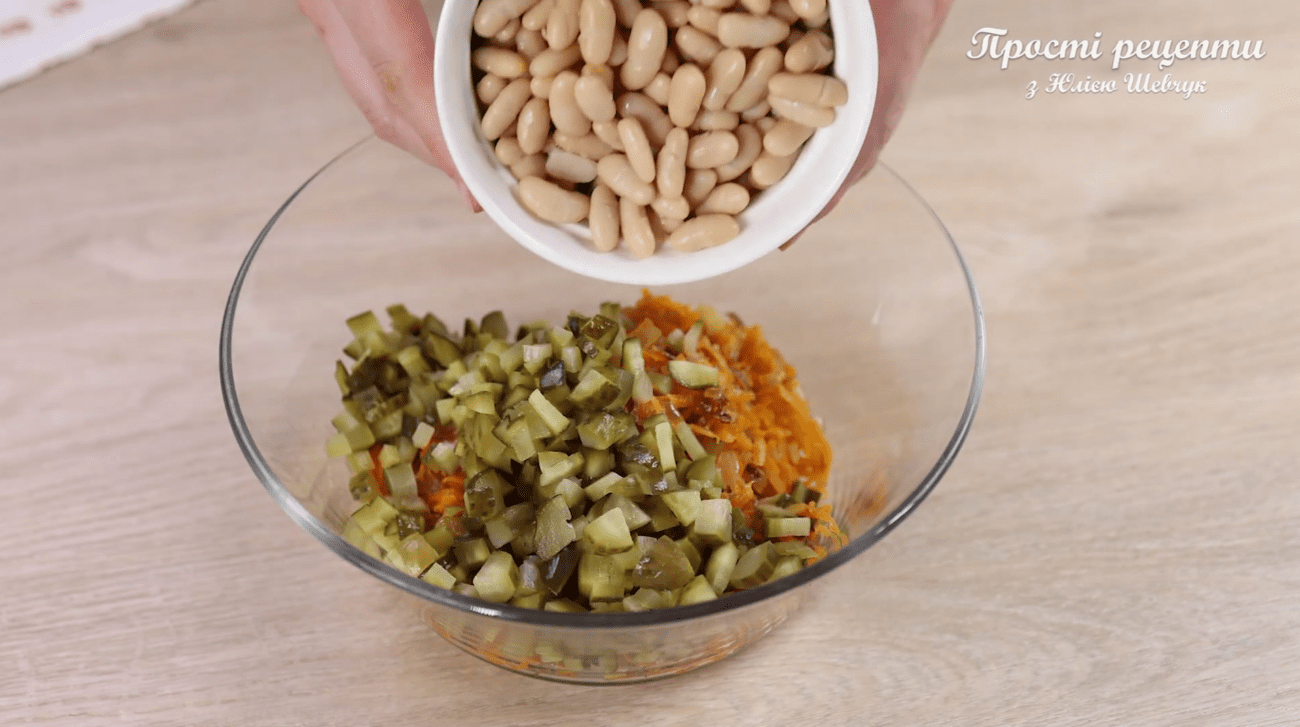 Кулінари розповіли, як приготувати смачний салат за лічені хвилини. Фото: YouTube Прості Рецепти з Юлією Шевчук