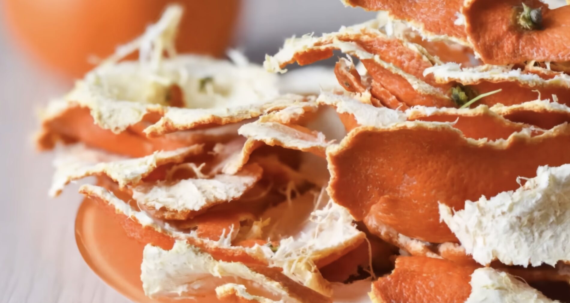 Господині розповіли, як використати мандаринові шкірки з користю. Фото: YouTube Секрети врожаю